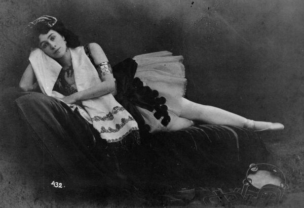 Tym razem Matylda na pocztówce z przełomu 1898 i 1899 roku w kostiumie z baletu "La Esmeralda" (źródło: domena publiczna).