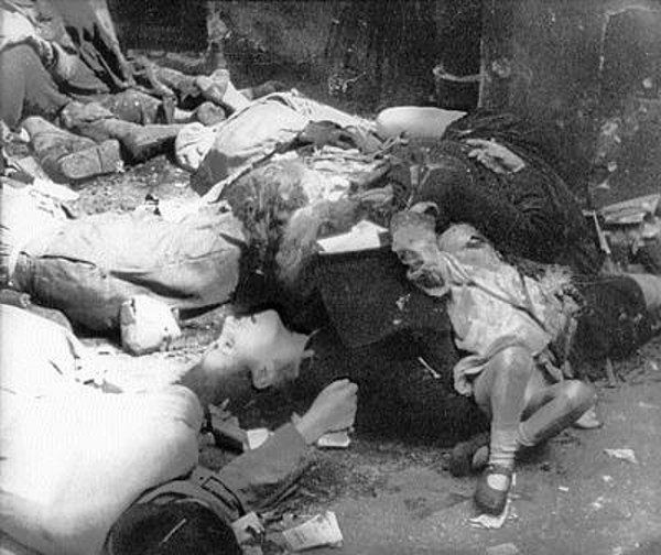 Dla nazistowskich zwyrodnialców płeć i wiek ofiar nie miały najmniejszego znaczenia. Na zdjęciu polscy cywile, zamordowani w egzekucji przy ul. Marszałkowskiej 111 (źródło: domena publiczna).