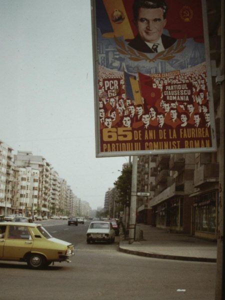 Puste pułki w sklepach, podsłuchiwane telefony, zimne kaloryfery... a na ulicach plakaty wychwalające Ceausescu! (autor: Scott Edelman, domena publiczna).