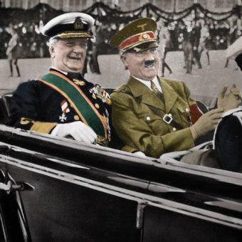 Szczęśliwi sojusznicy - Miklós Horthy i Adolf Hitler w 1938 roku (autor: Ladislav Luppa, źródło: domena publiczna).