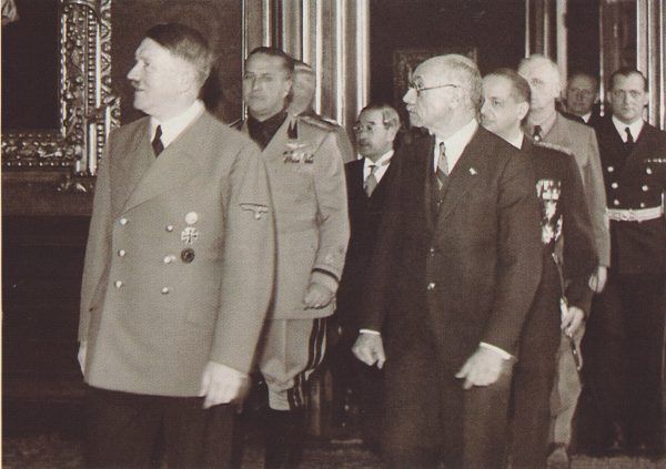 Gdy powiedziało się A, trzeba powiedzieć B... 20 listopada 1940 roku Węgry dołączyły do Paktu Trzech. Na zdjęciu: Adolf Hitler i Pál Teleki (źródło: domena publiczna).