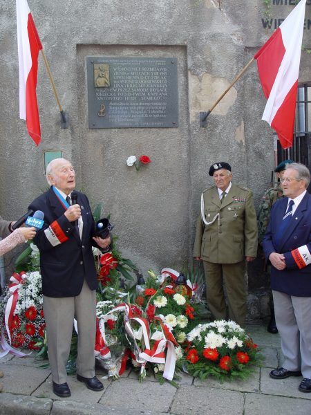 Antoni Heda ps. „Szary” w czasie obchodów 60. rocznicy rozbicia kieleckiego więzienia (fot. Jrkruk, CC BY-SA 3.0). Antoni Heda ps. „Szary” w czasie obchodów 60. rocznicy rozbicia kieleckiego więzienia (fot. Jrkruk, CC BY-SA 3.0).