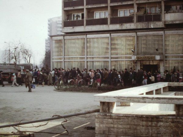 W latach 80. brakowało dosłownie wszystkiego... Na zdjęciu: kolejka po olej, Bukareszt 1986 (autor: Scott Edelman, domena publiczna).