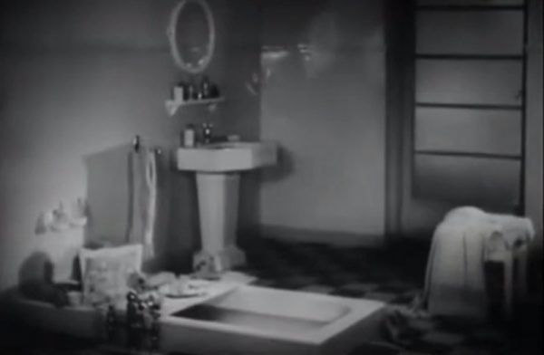 Panna Flora zażywa kąpieli w swojej luksusowej łazience (źródło: kadr z filmu "Dwie Joasie").