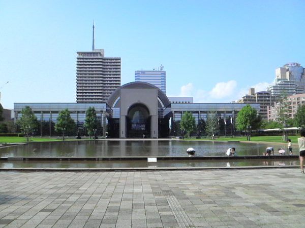 Po latach Fukuoka nie przypomina miejsca zagłady licznych więźniów. Na zdjęciu Fukuoka City Museum (fot. Mmry0241, lic. CC BY-SA 3.0).