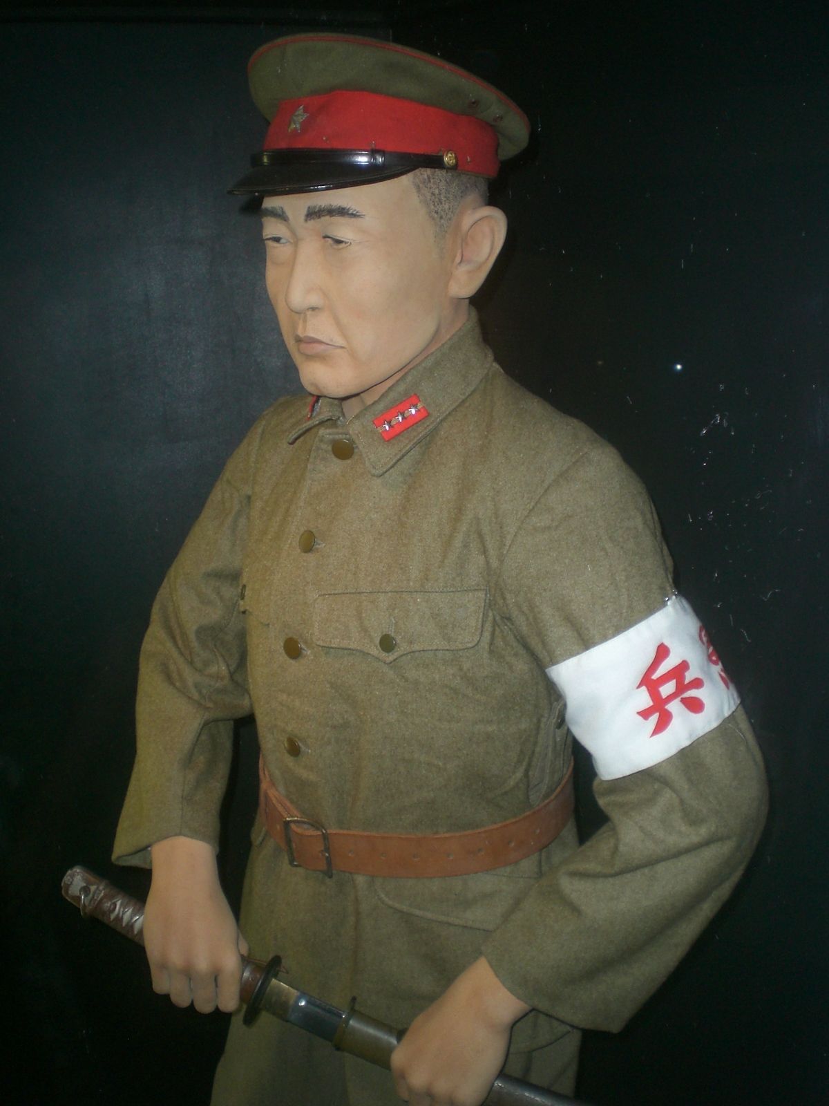 Mundur oficera Kempeitai, wystawiony w Muzeum Obrony Wybrzeża w Hongkongu (fot. Ahoiyin, lic. CC BY-SA 3.0).