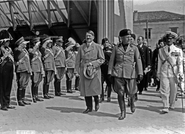 Adolf Hitler Benito i Mussolini podczas pierwszej zagranicznej wizyty niemieckiego kanclerza. Wenecja, czerwiec 1934 roku (źródło: domena publiczna).