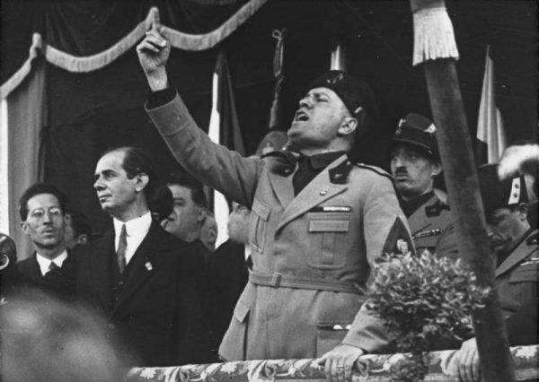 W czasie gdy Hitler jedynie marzył o władzy, Mussolini już od lat posiadał jej pełnię. Nic zatem dziwnego, że stał się wzorem dla przywódcy nazistów (źródło: Bundesarchiv; lic. CC-BY-SA 3.0)