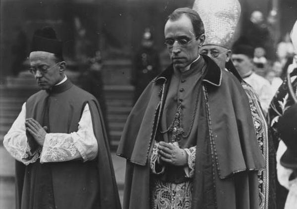 Canaris znał Piusa XII od lat 20. gdy ten jeszcze jako Eugenio Pacelli pełnił funkcję nuncjusza w Niemczech (źródło: Bundesarchiv; lic. CC-BY-SA 3.0).