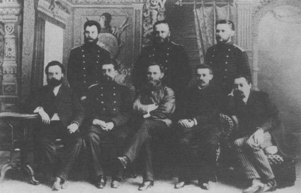 Iwan Pawłow (siedzi w środku) w otoczeniu swoich doktorantów z Wojskowej Akademii Medycznej w Sankt Petersburgu (1891 rok) (domena publiczna).