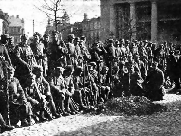 Po przyłączeniu Wilna do Polski dla Bruderferajn nastały czasu rozkwitu. Na zdjęciu polscy żołnierze w Wilnie w 1920 roku (źródło: domena publiczna).