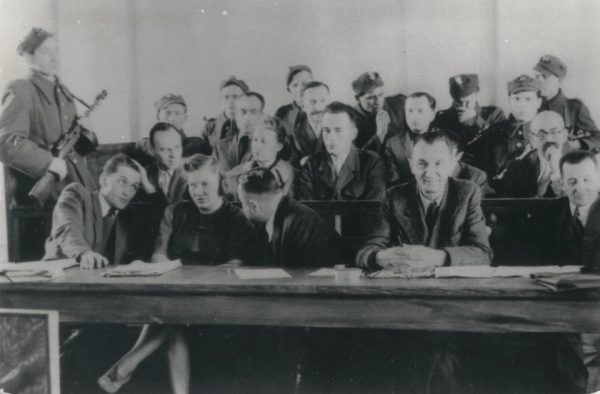 Ława oskarżonych w czasie procesu Witolda Pileckiego i jego współpracowników, w tym Tadeusza Płużańskiego, 1948 r. (fot. domena publiczna).