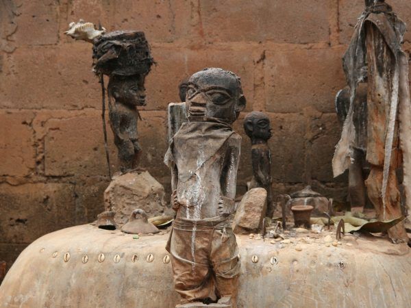 Ołtarz wodu z afrykańskiego państwa Benin. Woduistyczne organizacje są tam darzone wielką estymą (fot. Dominik Schwarz, lic. CC BY-SA 3.0).