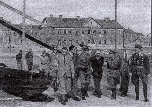 Finowie oprowadzają swoich niemieckich sojuszników po obozie nr 5 w Pietropawłowsku w 1942 roku.
