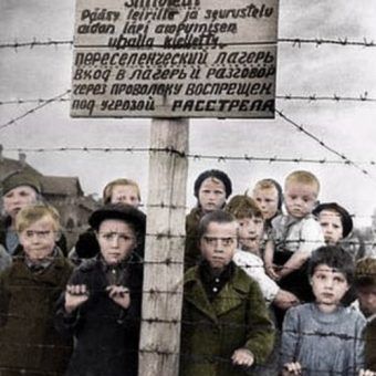 Rosyjskie sieroty w fińskim obozie (koloryzacja: Rafał Kuzak).