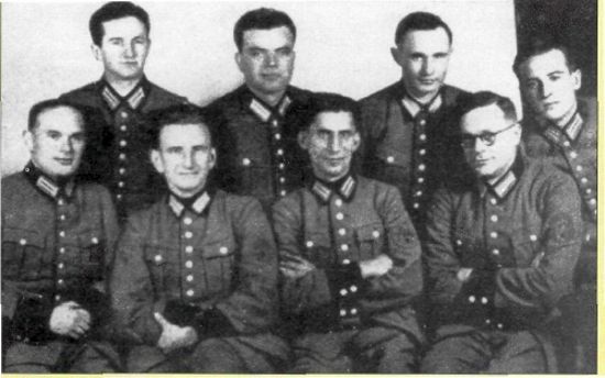 Roman Szuchewycz (siedzi drugi z lewej) w towarzystwie innych członków batalionu Nachtigall (źródło: "Ukrainska Pravda",domena publiczna).
