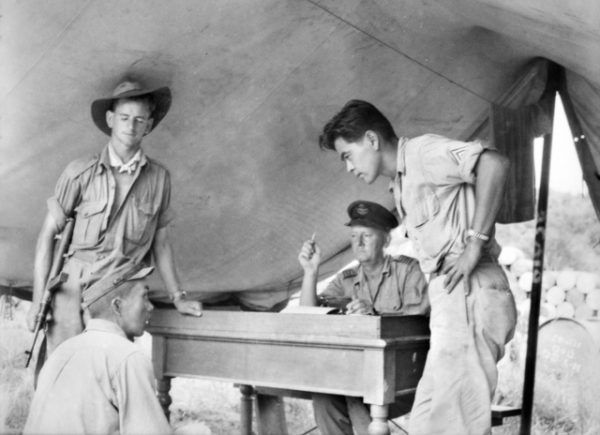 Ze względu na powojenną współpracę Japonii z USA większość przeprowadzających eksperymenty na ludziach uniknęła kary. Na zdjęciu przesłuchanie członka Kempeitai na Borneo w październiku 1945 roku (fot. Frank Albert Charles Burke, źródło: Australian War Museum Image No. 121782, domena publiczna).