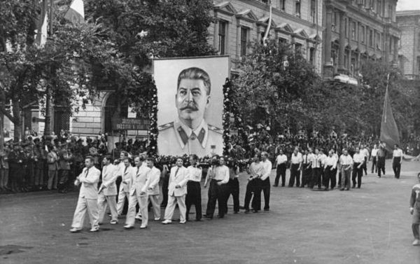 Portrety Stalina były dosłownie wszędzie. Jeden z nich musiał nawet towarzyszyć sowieckiej delegacji w Budapeszcie w 1949 roku (Bundesarchiv, Bild 183-S94469, fot. Hermann, lic. CC-BY-SA 3.0).