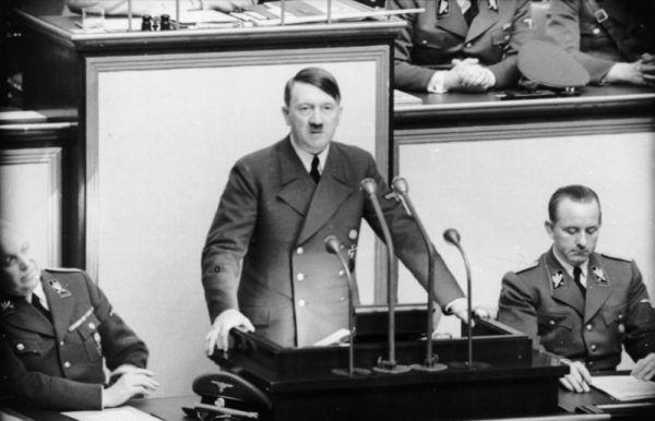 "Ekscelencja" Adolf Hitler otrzymał nawet od mieczowców propozycję utworzenia polskiej armii przy Wehrmachcie do walki z komunistami. Na zdjęciu Führer przemawiający w Reichstagu 4 maja 1941 roku (Bundesarchiv, Bild 101I-808-1238-05, lic. CC-BY-SA 3.0).