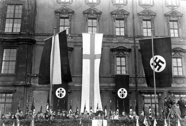 Wielu duchownych, zarówno luterańskich jak i katolickich popierało nazistów, ale jeszcze więcej było biernych kapłanów, którzy nie odważyli się skrytykować nazistowskich zbrodni. Na zdjęciu obchody Dnia Lutra w Berlinie zorganizowane popierającą nazistów protestancką organizację "Deutsche Christen" (źródło: Bundesarchiv, Bild 102-15234, licencja: CC-BY-SA 3.0).