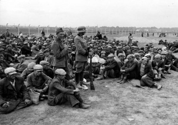 Przywódcy "Miecza i Pługa" nie mieli nic przeciwko Holocaustowi. Na zdjęciu Żydzi pilnowani przez Niemców w Krakowie w 1939 roku (fot. Bundesarchiv, Bild 121-0295, lic. CC-BY-SA 3.0).