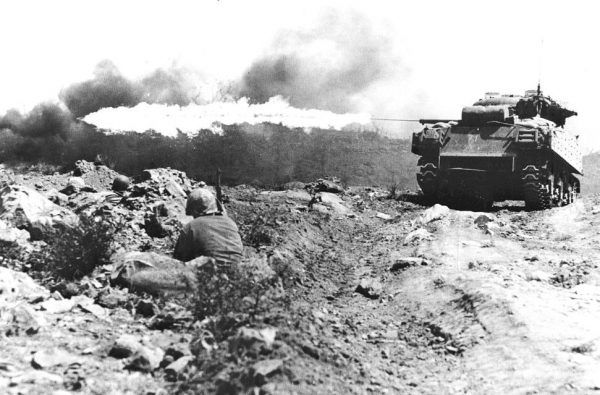 Tylko w przypadku Amerykanów i żołnierzy Brytyjskiej Wspólnoty Narodów udało się ustalić oficjalną liczbę ofiar wojny. Na zdjęciu amerykańscy marines w czasie walk o Iwo Jimę (fot. Mark Kauffmanl; lic. domena publiczna).