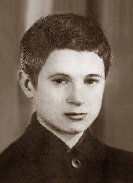 Ostapowicz skazał na śmierć między innymi dziewiętnastoletniego żołnierza AK Mariana Piekarskiego ps. "Ryś". Jedyne zachowane zdjęcie Piekarskiego z roku 1942 wykonane gdy miał ona 15 lat (źródło: domena publiczna).