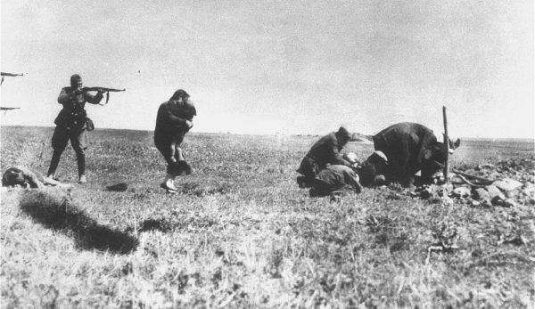 Oszacowanie dokładnej liczby ofiar wśród obywateli Związku Radzieckiego budzi do dzisiaj wiele dyskusji. Na zdjęciu egzekucja kijowskich Żydów przez niemieckie oddziały Ensatzgruppen niedaleko Ivangrodu (źródło: domena publiczna).