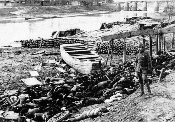 Zgodnie z najnowszymi szacunkami w czasie wojny mogło zginąć 50 000 000 Chińczyków. Na zdjęciu ofiary dokonanej przez Japończyków masakry nankińskiej (fot. Originally Moriyasu Murase; lic. domena publiczna).
