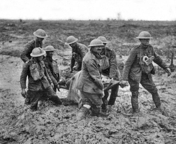 Zajęcie Passchendaele kosztowało życie 400 tysięcy brytyjskich i 236 tysięcy niemieckich żołnierzy (fot. John Warwick Brooke; lic. domena publiczna).