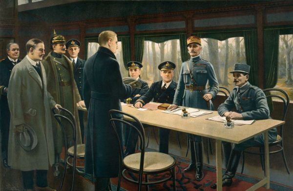 Podpisanie 11 listopada 1918 roku rozejmu w Compiègne, który zakończył horror Wielkiej Wojny. Zanim jednak do tego doszło życie straciło około 9 milionów żołnierzy (źródło: domena publiczna).