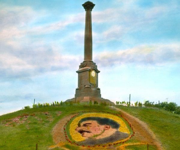 Oto Sra... Stalin w pełnej krasie. Obraz na trawie w Odessie (fot. Branson De Cou, źródło: domena publiczna).