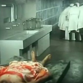 Japońscy doktorzy śmierci między innymi przeprowadzali sekcje na żywych ludziach. Kadr z filmu "Man behind the sun".