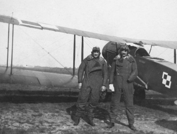 Choć loty po Polsce nie okazały się dla de Wiarta zbyt szczęśliwe, z chęcią pozostał w naszym kraju na aż 20 lat. Na tej fotografii z 1920 roku widzimy go obok polskiego pilota przy samolocie Bristol F.2B Fighter. Zdjęcie pochodzi z książki „Moja Odyseja” (Bellona 2016).