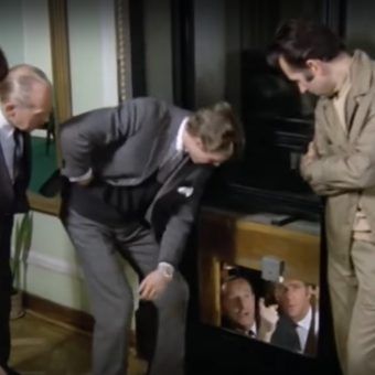 Typowy dzień w powojennym MSZ. Kadr z filmu "Nie lubię poniedziałku". Typowy dzień w powojennym MSZ. Kadr z filmu "Nie lubię poniedziałku".