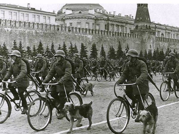 W 1938 roku padł nawet pomysł, by Moskwę przemianować na... Stalinodar! Na zdjęciu parada pierwszomajowa na moskiewskim Placu Czerwonym w tymże roku (źródło: domena publiczna).