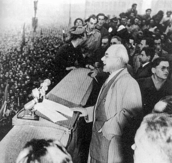 Gomułka jako bożyszcze tłumów podczas słynnego przemówienia z 1956 roku (źródło: domena publiczna). 