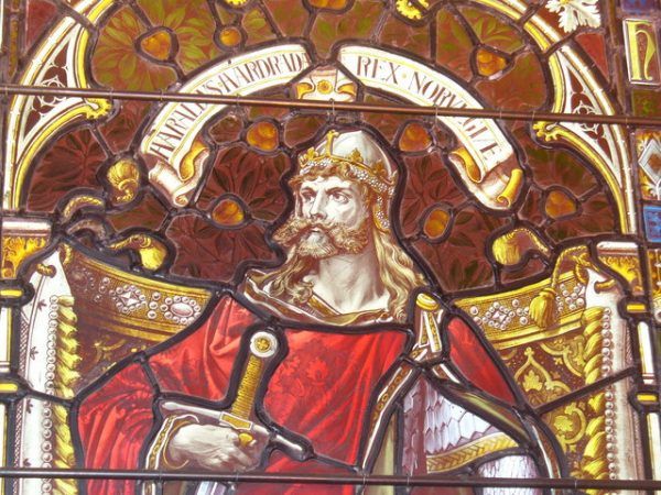 Harald Hardrada nawet na witrażu katedry w Kirkwall wygląda srogo. Nic dziwnego, że zasłużył na miano ostatniego wielkiego wikinga (fot. Colin Smith, lic. CC BY-SA 2.0).