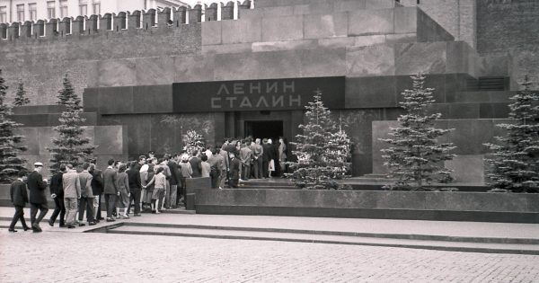 Nawet po pogrzebie nie ustawały kolejki do ciała dyktatora. Na zdjęciu ludzie tłoczący się u wejścia do Mauzoleum Lenina i Stalina w 1957 roku (fot. Manfred&Barbara Aulbach, lic. CC BY-SA 3.0).