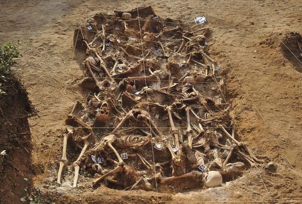 Jeden z kilkunastu odkrytych przez archeologów masowych grobów ofiar sił generała Franco w Estépar niedaleko Burgos (fot. Mario Modesto Mata; lic. CC BY-SA 4.0).
