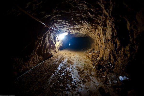 Może i połamanymi nożami i łomem jeńcy nie byli w stanie wykopać takiego tunelu, to nie podcinało im skrzydeł, by dalej próbować. Nawet jeśli przekopywali centymetr tygodniowo. Na zdjęciu tunel prowadzący do Strefy Gazy (fot. Marius Arnesen, lic. CC BY-SA 2.0).