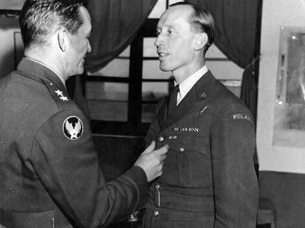Za swoją służbę w Chinach Witold Urbanowicz otrzymał amerykański Air Medal. Na zdjęciu moment wręczania Urbanowiczowi odznaczenia przez generała Claire'a Chennaulta (źródło: domena publiczna).