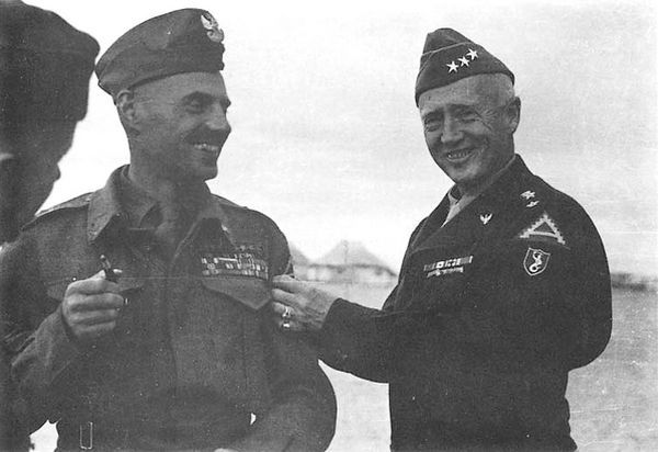Nawet zaciekle antysowieckie generał Anders (na zdjęciu wraz z generałem Pattonem) dobrze wspominał łącznika z ramienia NKWD przy swojej armii (źródło: domena publiczna).