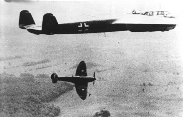 `Dzięki waleczności i poświęceniu alianckich pilotów bitwa o Anglię została wygrana. Czasami jednak trzeba było przekraczać wcześniej ustalone granice, aby definitywnie wyeliminować wroga z walki. Na zdjęciu Spitfire atakuje formację Dornierów Do 217 (fot. Speer; źródło: Bundesarchiv; lic. CC BY-SA 3.0 de).