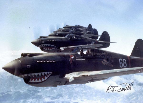 Urbanowicz - jak i inne Latające Tygrysy - walczył z Japończykami za sterami mocno przestarzałych już myśliwców Curtiss P-40 Warhawk (fot. R.T. Smith; lic. domena publiczna).