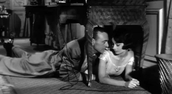 Nawet Audrey Hepburn i Gary Cooper nie stronili od polskiej "Wyborowej". No, przynajmniej na planie "Miłości po południu", z którego pochodzi ten kadr (źródło: Allied Artists Pictures Corporation, domena publiczna).