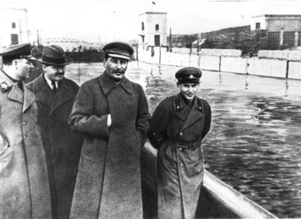 Jedną z pierwszych ofiar Berii jako szefa sowieckiej bezpieki stał się jego poprzednik Nikołaj Jeżow (pierwszy z prawej). Po jego rozstrzelaniu zniknie z tego zdjęcia (źródło: domena publiczna).