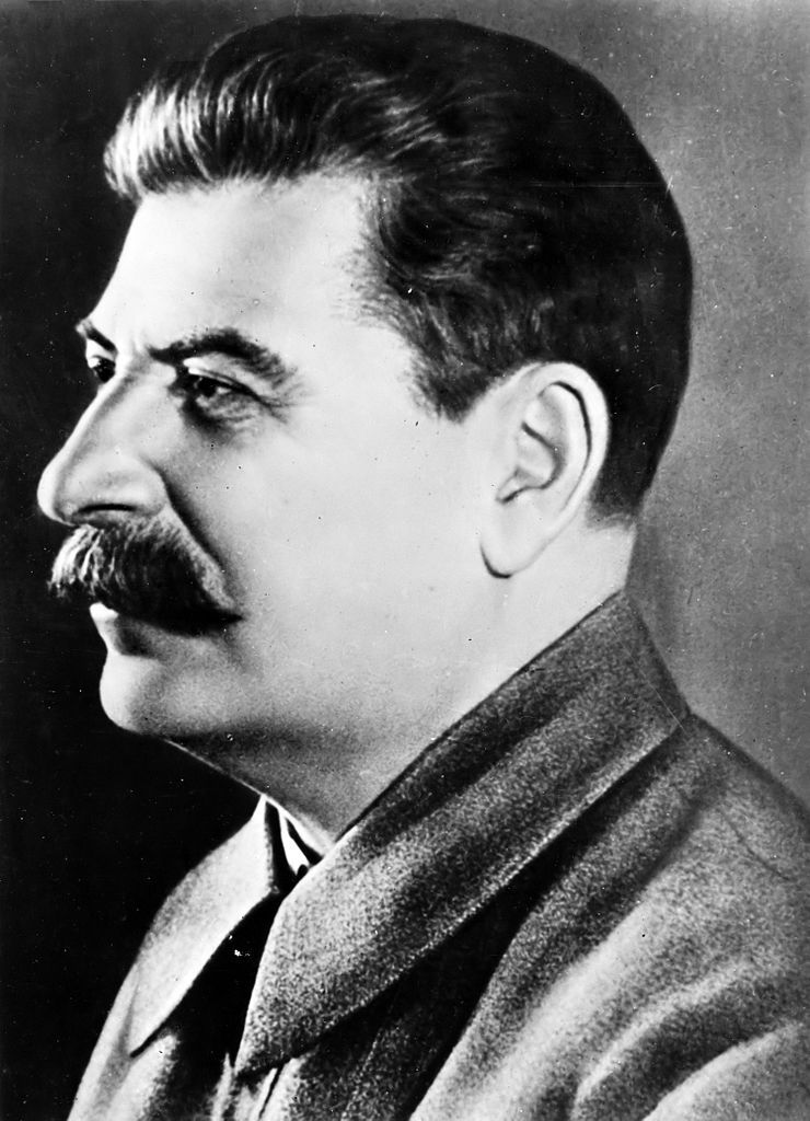 Ławrientij Beria zyskał sobie przychylność Józefa Stalina dopilnowując powstania pochwalnej biografii radzieckiego dyktatora (źródło: domena publiczna).
