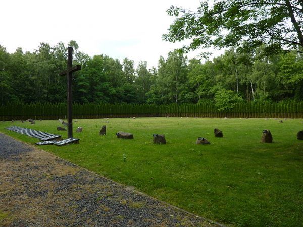 Symboliczny cmentarz na terenie obozu pracy w Łambinowicach (fot. Julo, lic. domena publiczna).