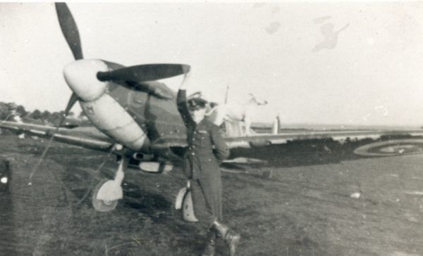Roger Hall był świadkiem jak jeden z jego kolegów, który wyskoczył ze spadochronem został dosłownie zmasakrowany przez niemieckiego pilota (źródło: domena publiczna).
